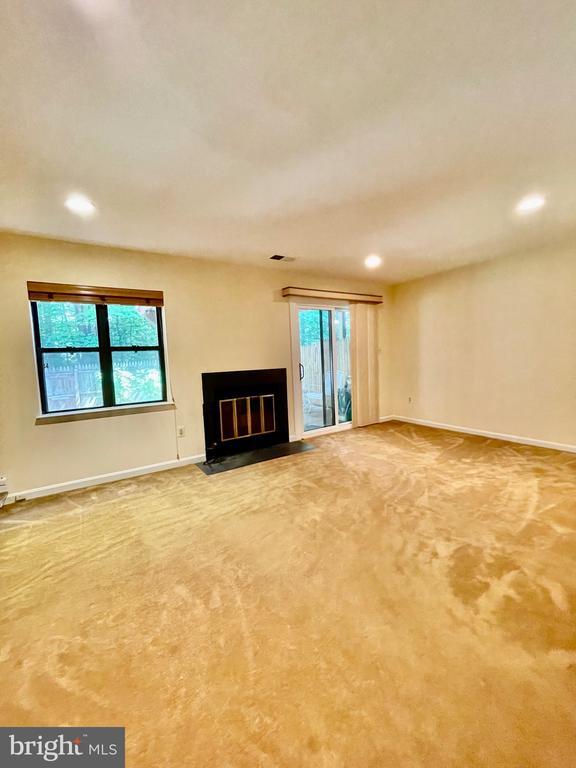 Building Photo - 6627 Westbury Oaks Ct
