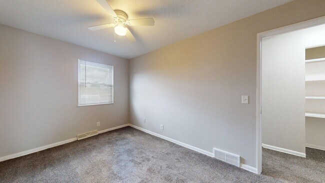 Building Photo - Elyria - updated 2 bedroom/1 bath townhouse.