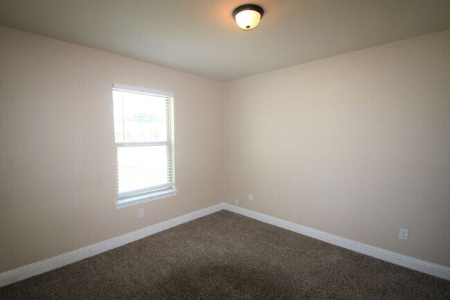 Building Photo - Move In Ready | 3BR/2BA Weatherford Town Home with Granite Countertops, Luxury Plank Floors & App...