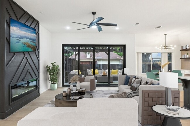 Building Photo - 3005 Hartford Ct