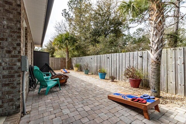 Building Photo - 2025 Sunset Pine Way