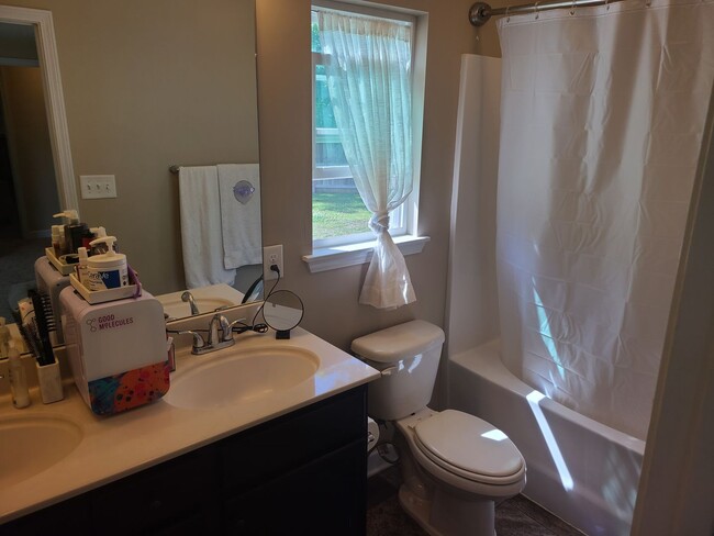 Building Photo - 3 Bedroom, 2 bath home in the Bridgeport C...