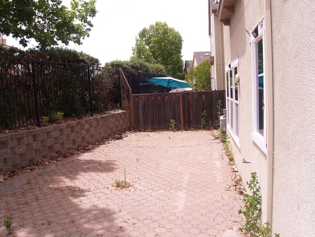 Building Photo - Beautiful end-unit Townhouse 3 bedrooms/2....
