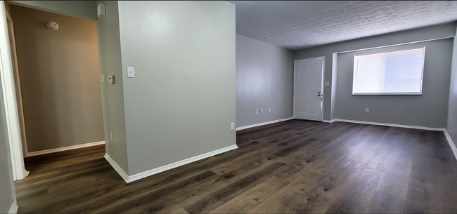 Building Photo - Beautiful 2 bedroom 1.5 bath Condo with at...