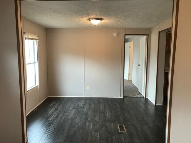 Building Photo - 3 Bedroom 2 Bath Home on 2 Acres For Rent!