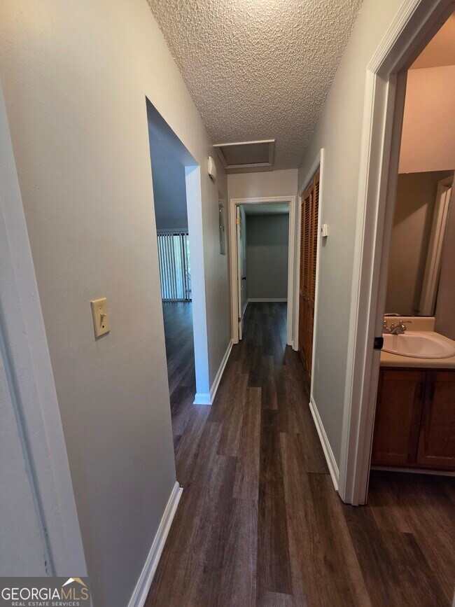 Building Photo - 425 Admiral's Walk Dr