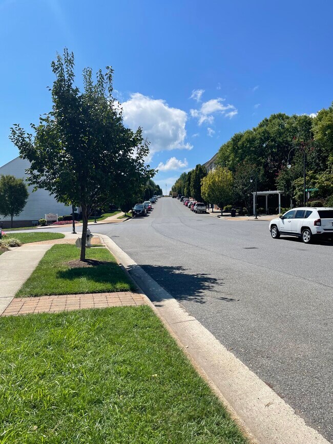 Building Photo - 696 Wyndhurst Dr