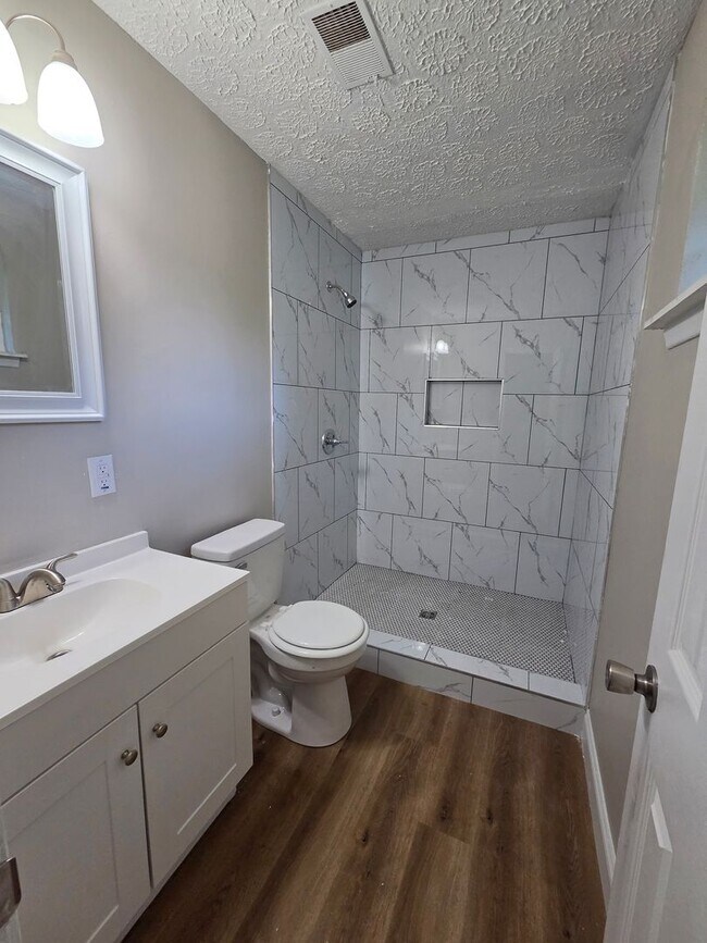 Building Photo - Fully Renovate Property Available for rent NOW!