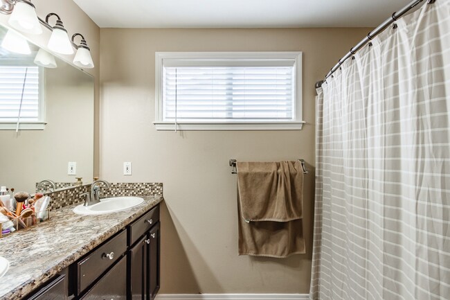 Building Photo - Modern and Updated 3bd/2b Home for Rent in...