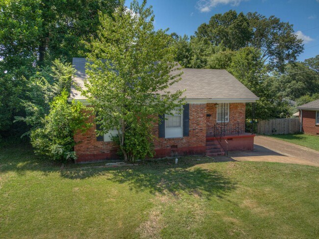 Building Photo - Move-in Special - 1/2 off first month's rent!