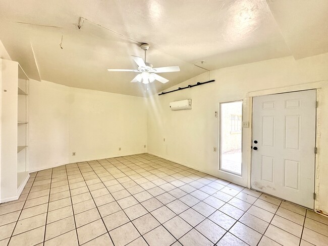 Building Photo - Gigantic Yard 2 Bedroom with Washer/Dryer,...