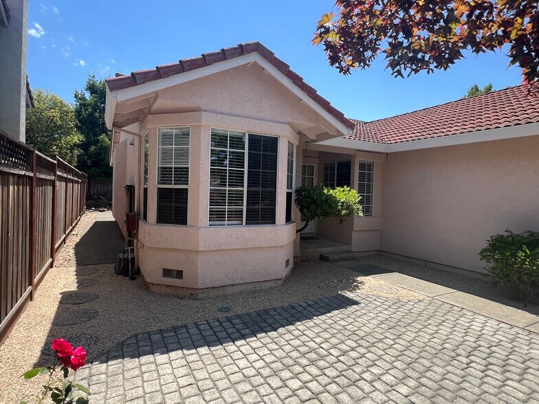 Building Photo - 206 Cayetano Dr