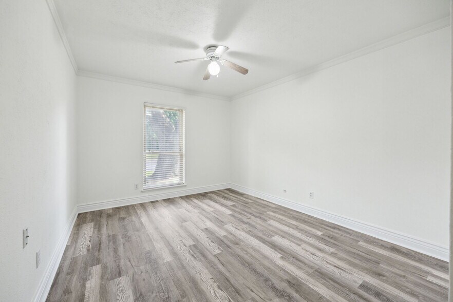 Building Photo - 4218 Crestwood Dr