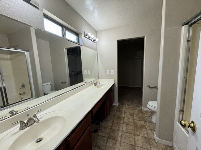Building Photo - 43313 W Cowpath Rd
