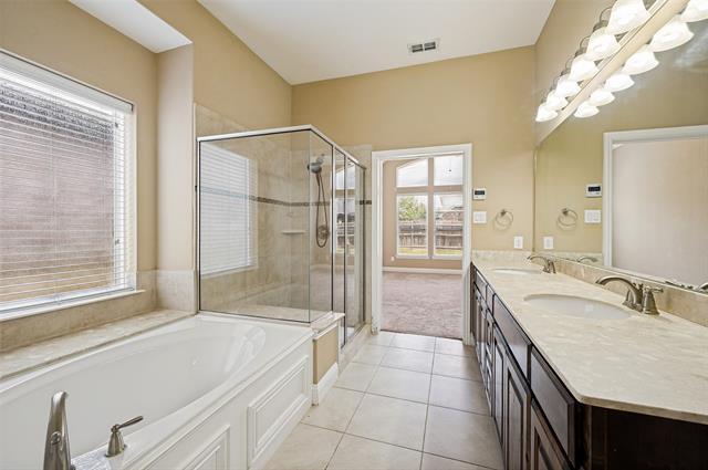 Building Photo - 2449 Kingsgate Dr
