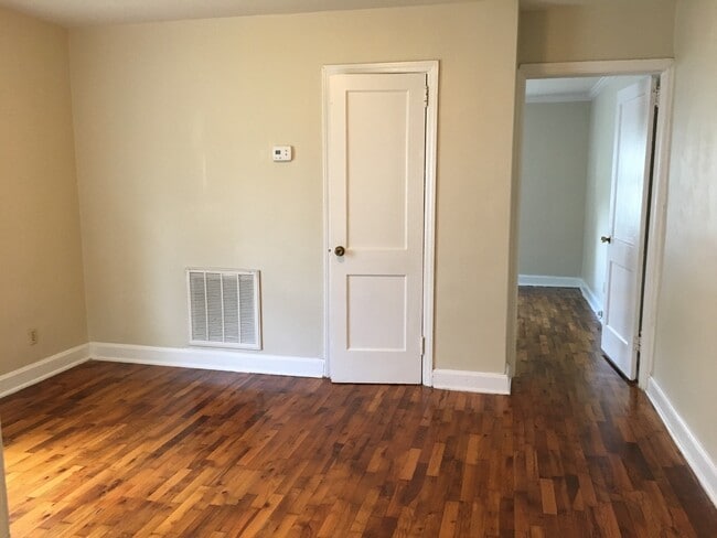 Building Photo - Wonderful 2 Bedroom, 1 Bath Duplex!!