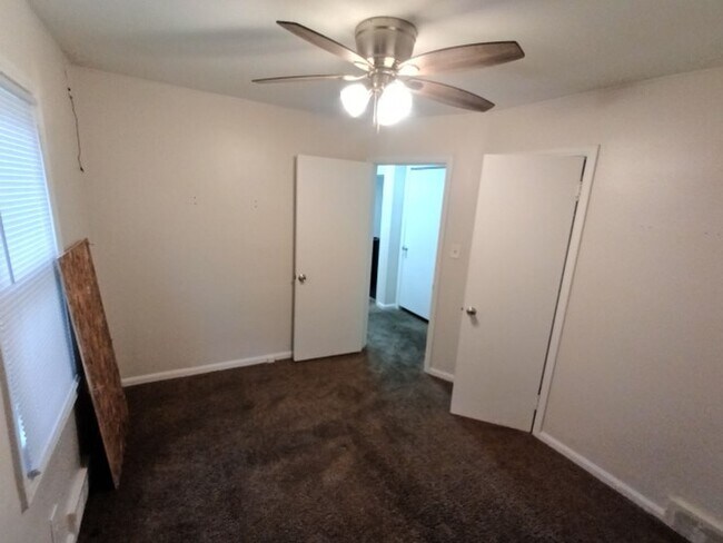 Building Photo - 3 bedroom, 1 bath, brick bungalow now available! $1,500