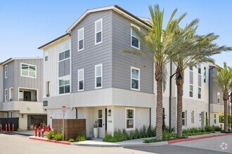 Building Photo - Stylish Tri-Level Townhome in Prime Newpor...