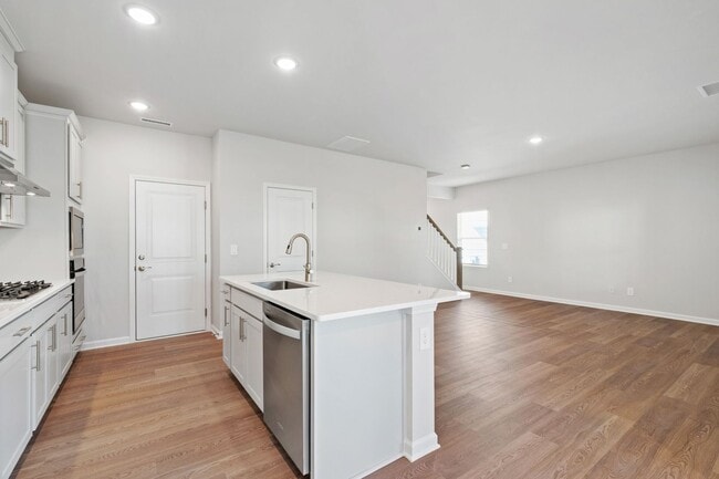 Building Photo - Stunning 3-Bedroom Residence in Oak Manor,...