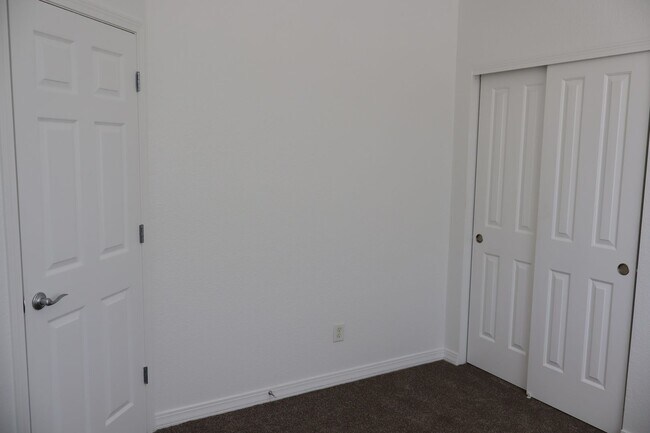 Building Photo - Convenient Fort Collins Location – Updated...