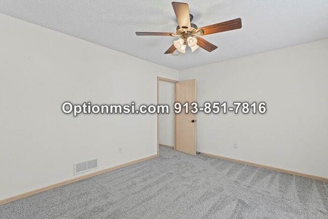 Building Photo - Beautifully updated