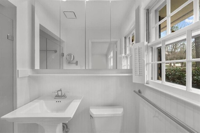 Building Photo - 4890 High Point Rd NE