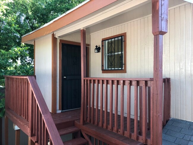 Building Photo - 134 Roberts St