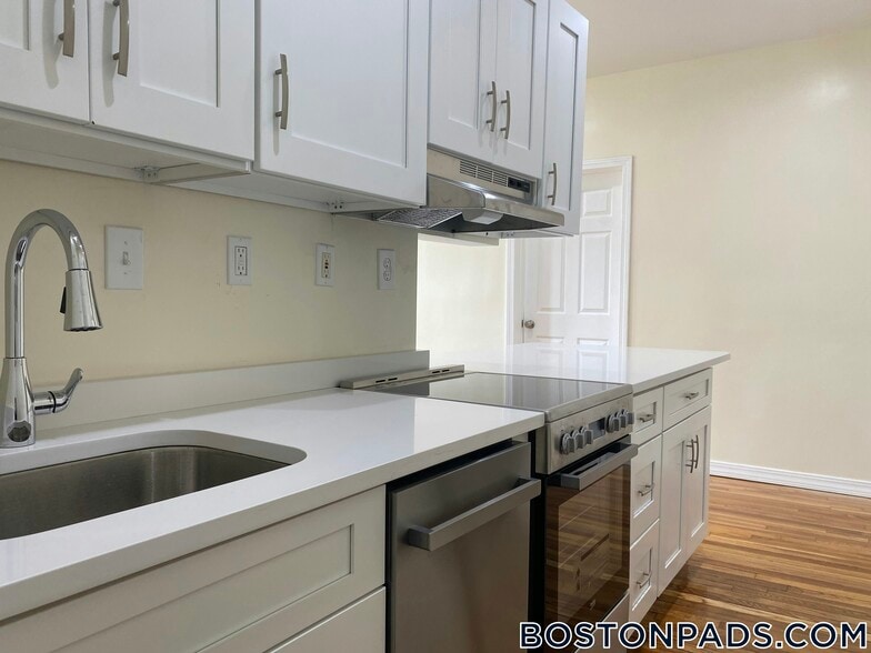 Building Photo - 879 Beacon St