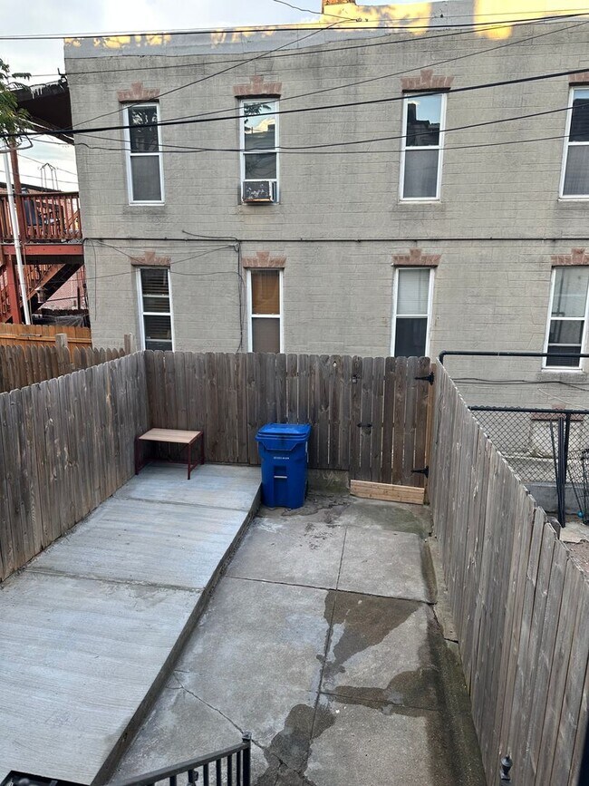 Building Photo - Spacious East Baltimore Home for Rent! Cen...