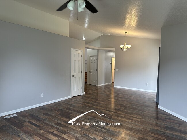 Building Photo - 614 Alturas St