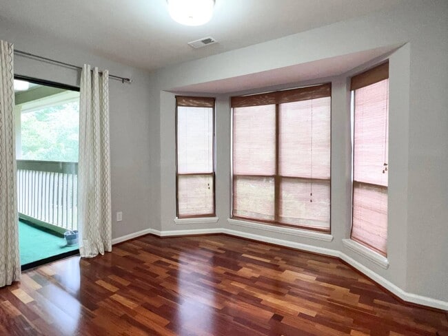 Building Photo - 221 New Kent Pl