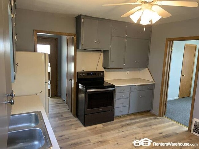 Building Photo - Beautifully Remodeled SFH in Plato Availab...