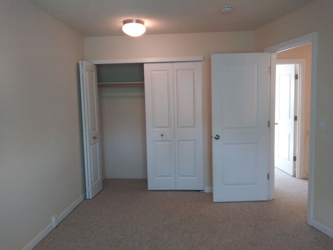 Building Photo - Better than Cool TH in Creston-Kenilworth