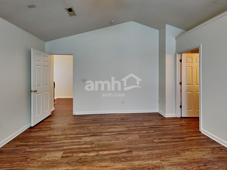 Building Photo - 1014 Holly Park Dr