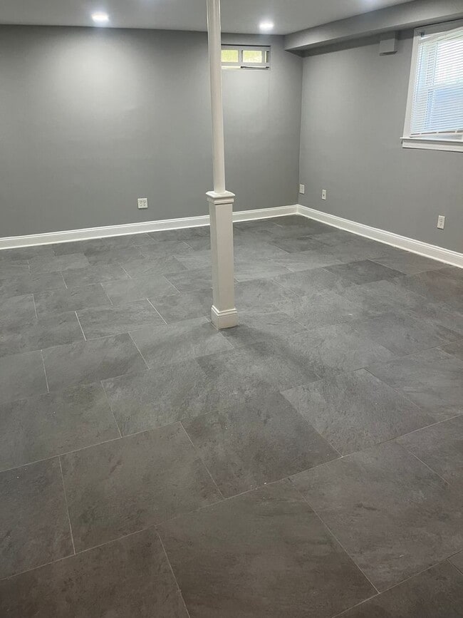 Building Photo - BEAUTIFUL, LARGE 3 BEDROOM RE-MODELED TOWN HOME! END OF GROUP HUGE FENCED IN YARD WITH A DECK! IT...