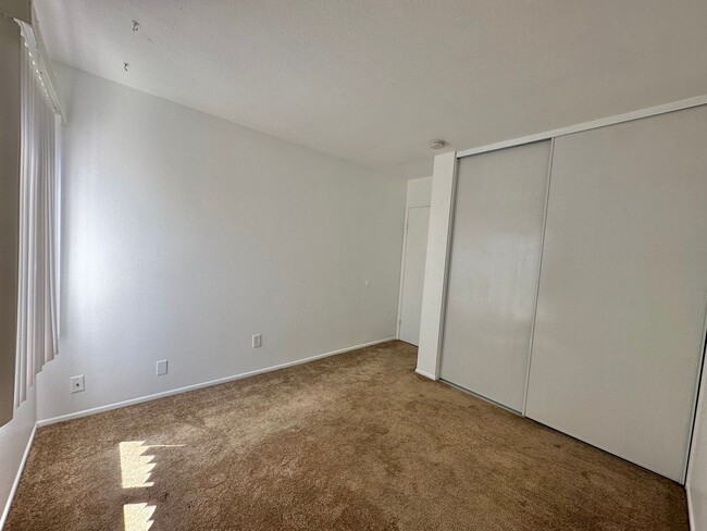 Building Photo - 3 Bedroom Condo in Clairemont!! Near Beach...