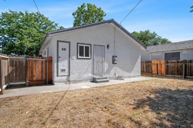 Building Photo - 227 Maple St