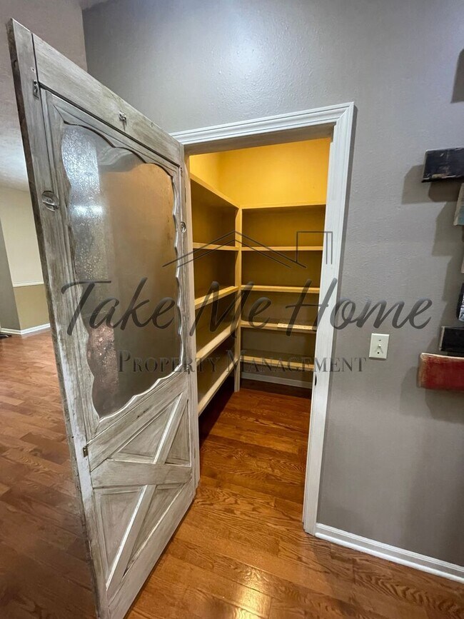 Building Photo - 4 Bedroom Home in Kickapoo District!