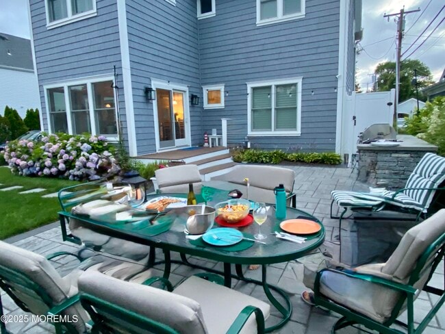 Building Photo - 102 4th Ave