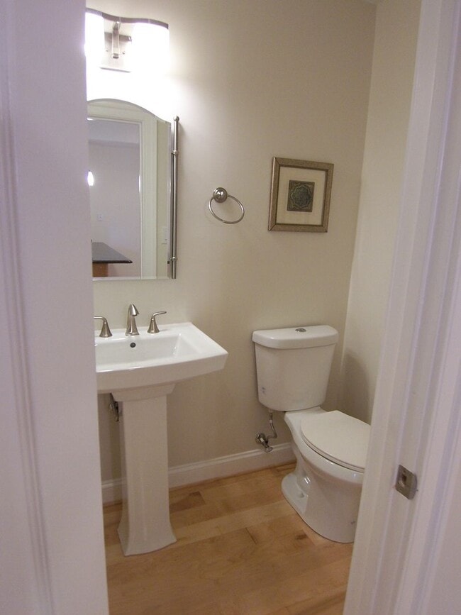 Building Photo - Large 3BR/2.5BA with yard and parking H St...
