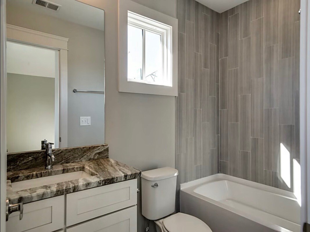 Second floor bedroom ensuite full bath - 710 Buchanan St