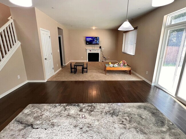 Building Photo - Beautiful Spacious 4bd 2bath Available Oct...