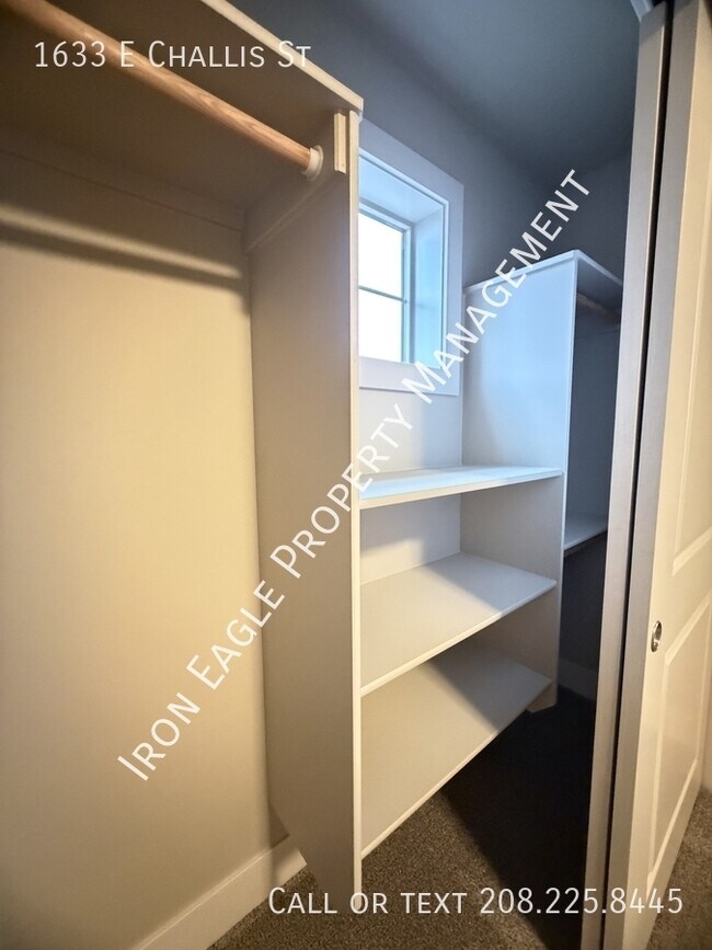 Building Photo - 1633 E Challis St