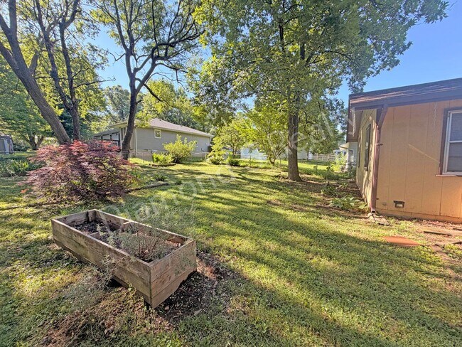 Building Photo - Charming 3 Bedroom Unit Available!