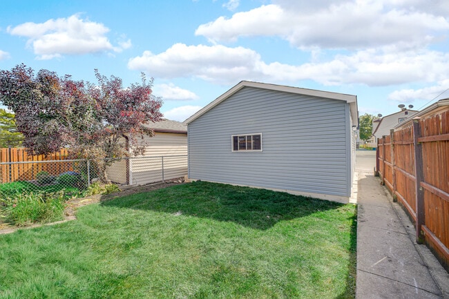 Building Photo - 4721 W Warwick Ave