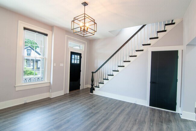 Building Photo - 605 Lavina St