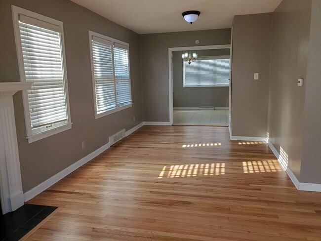 Building Photo - Gorgeous home near Westboro park.
