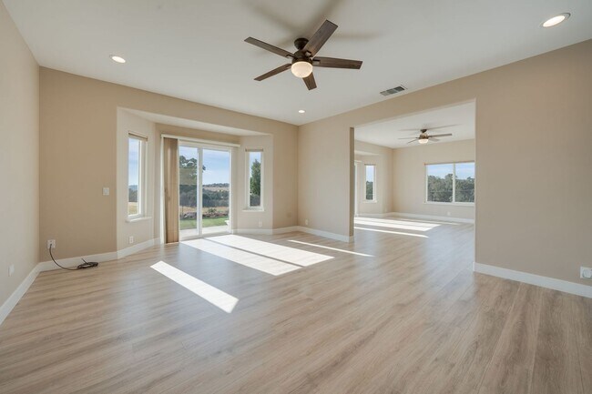 Building Photo - Spacious 3 Bed, 2 Bath Home with Acreage, ...
