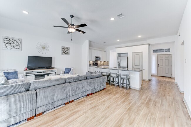 Building Photo - 204 Shoreview Dr