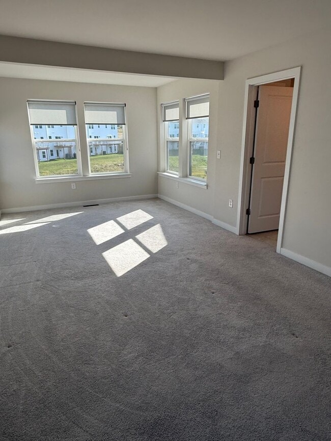 Building Photo - THREE BEDROOM/ END OF ROW TOWNHOME in Sout...